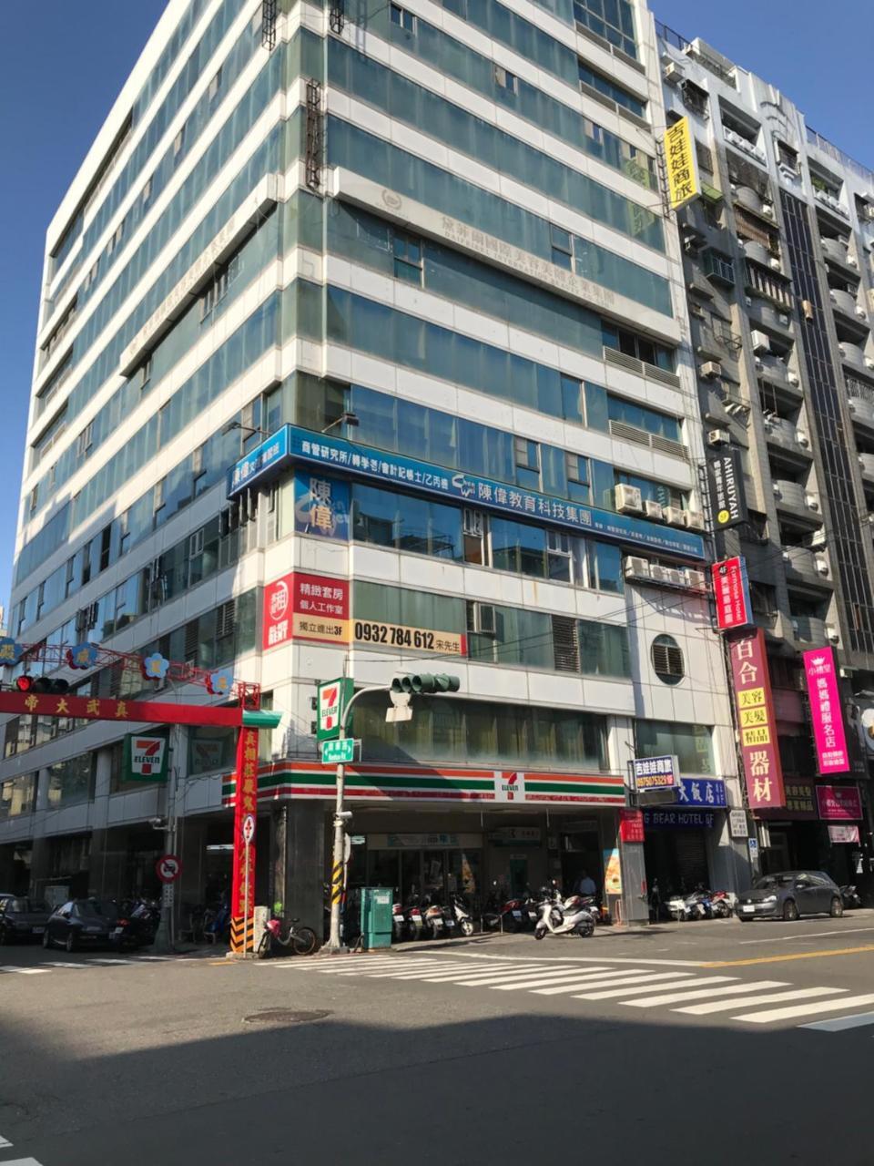 Big Bear Hotel Kaohsiung Exteriör bild